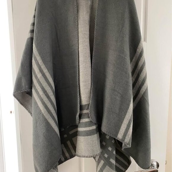 Women’s Reversible Gray Shawl Wrap Open Front - Picture 3 of 3